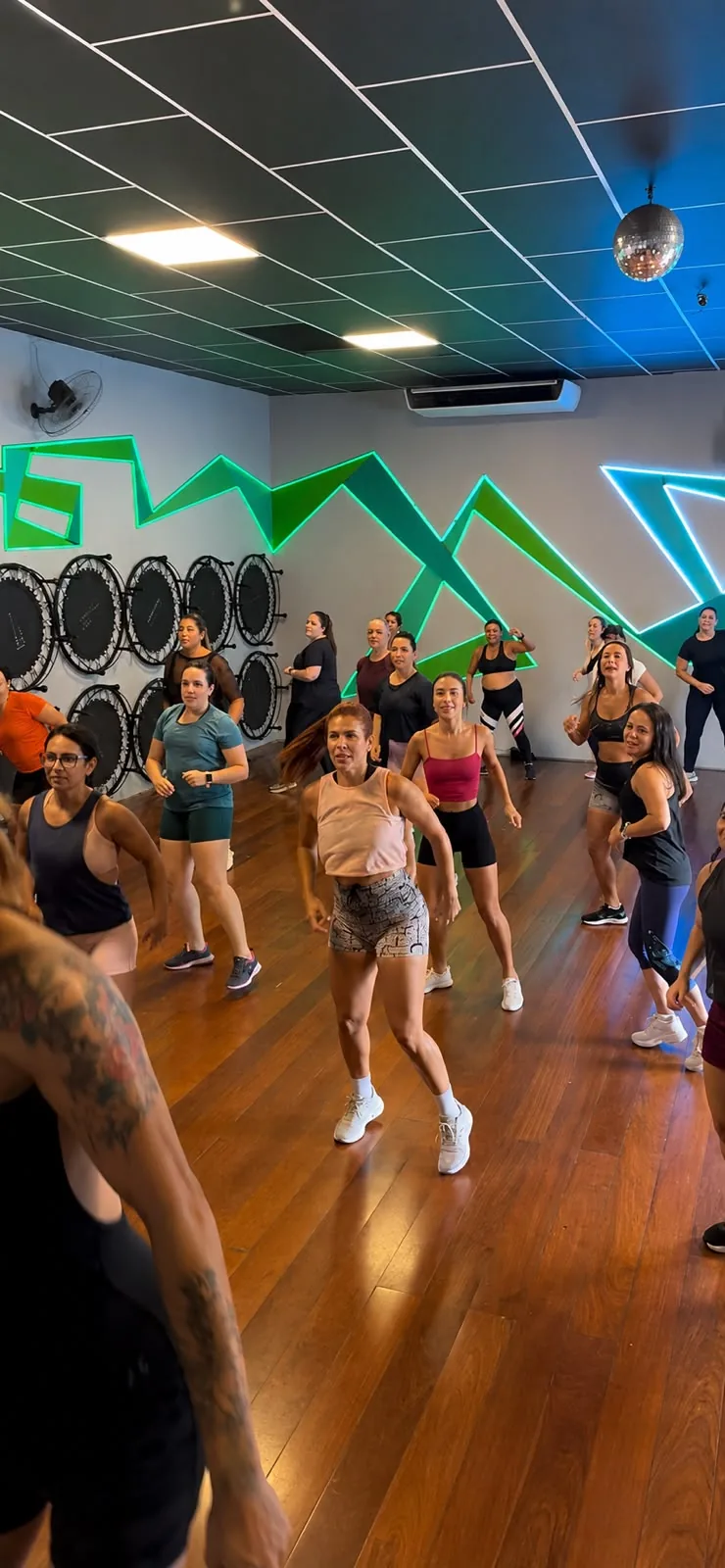Aula de Fit Dance na Fábrica Academia